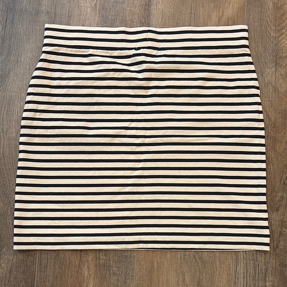 J. Crew Women’s M Black Cream Striped Pencil Mini Skirt Button Pocket Elastic - Picture 5 of 7